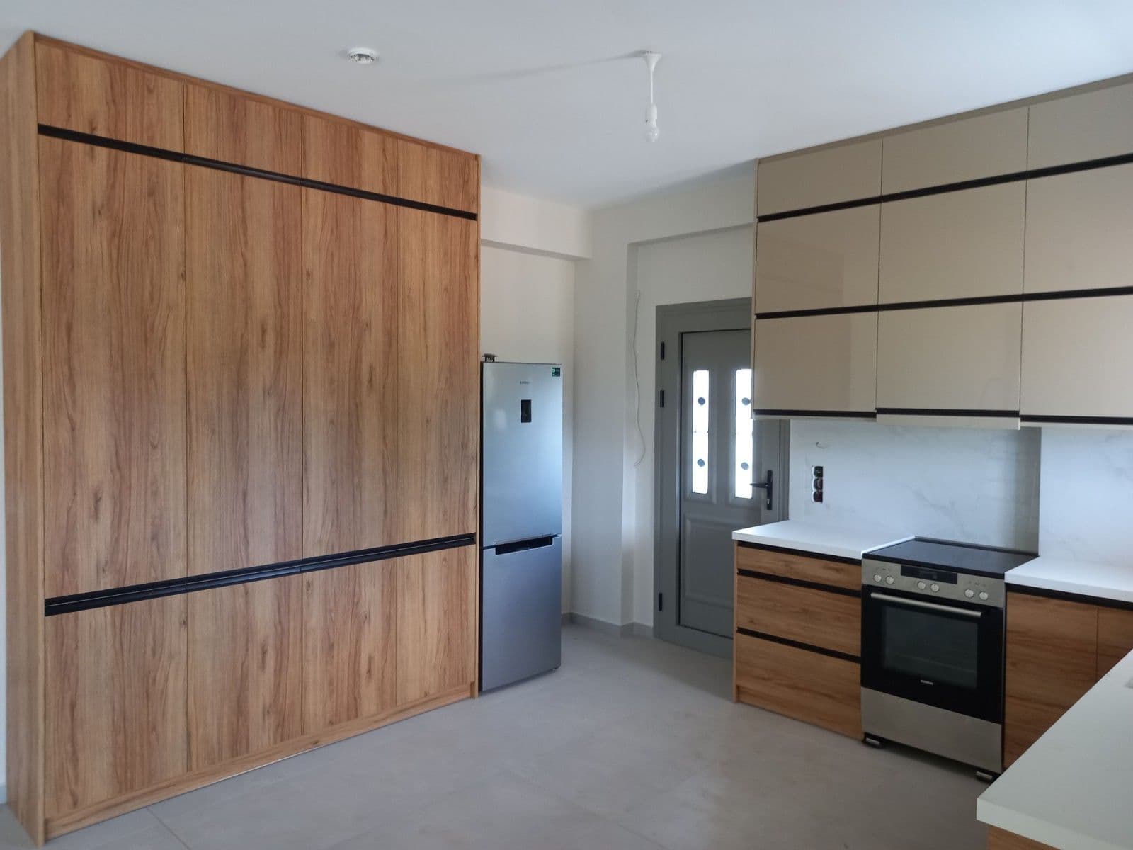 Wood-Effect Kitchen with Beige Upper Cabinets - 2