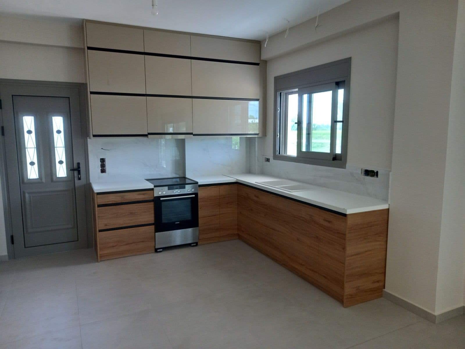 Wood-Effect Kitchen with Beige Upper Cabinets - 4
